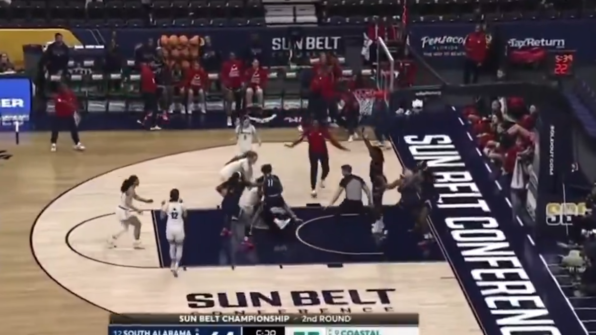 Scandal fără precedent » Bătaie generală între baschetbaliste pe teren: șapte jucătoare eliminate, arbitru făcut KO