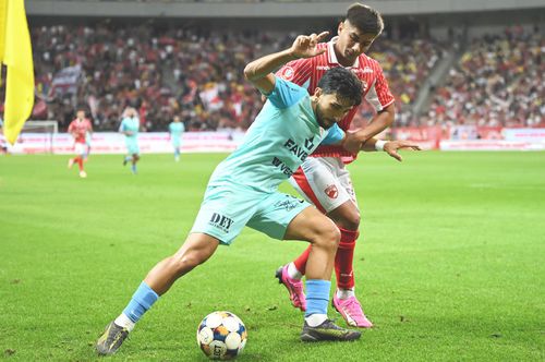 Mark Țuțu, în duel cu Alexandru Musi, în Dinamo - UTA/ FOTO Imago Images