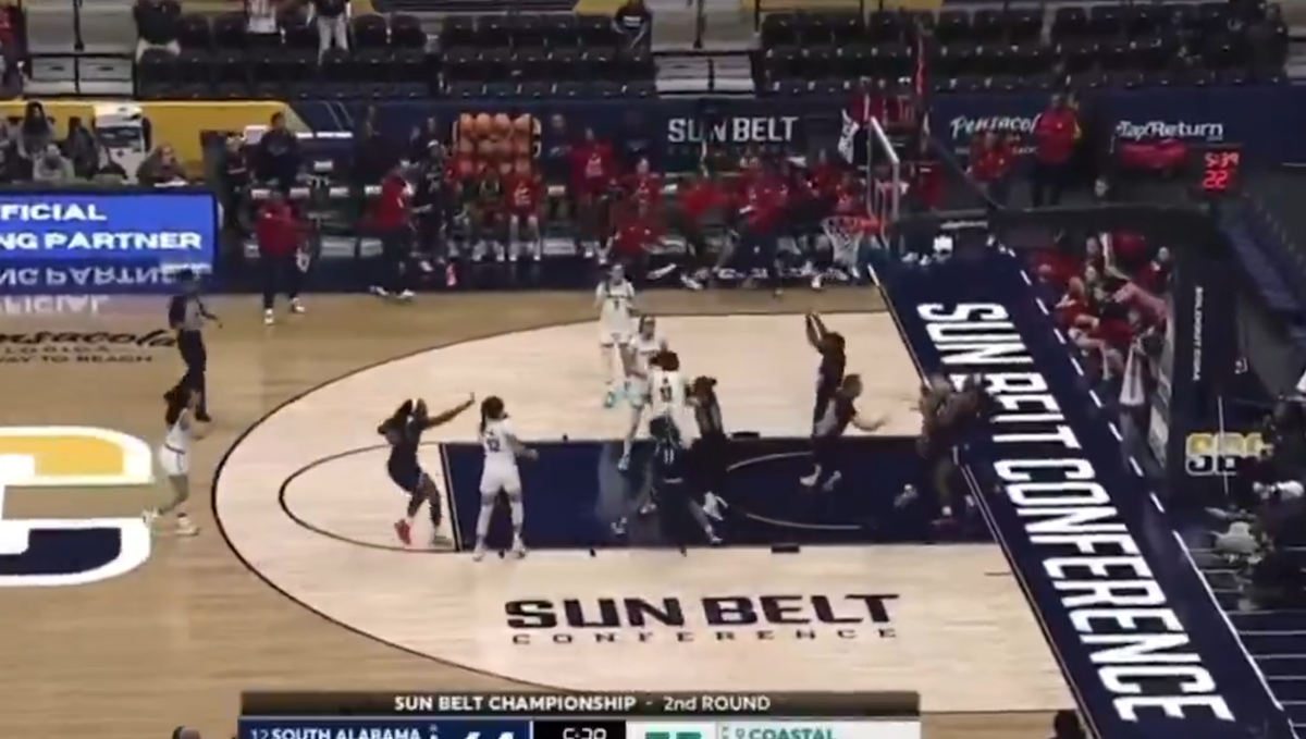 Scandal fără precedent » Bătaie generală între baschetbaliste pe teren: șapte jucătoare eliminate, arbitru făcut KO