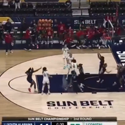 Bătaie generală între baschetbaliste pe teren / foto: X @TheFieldOf68