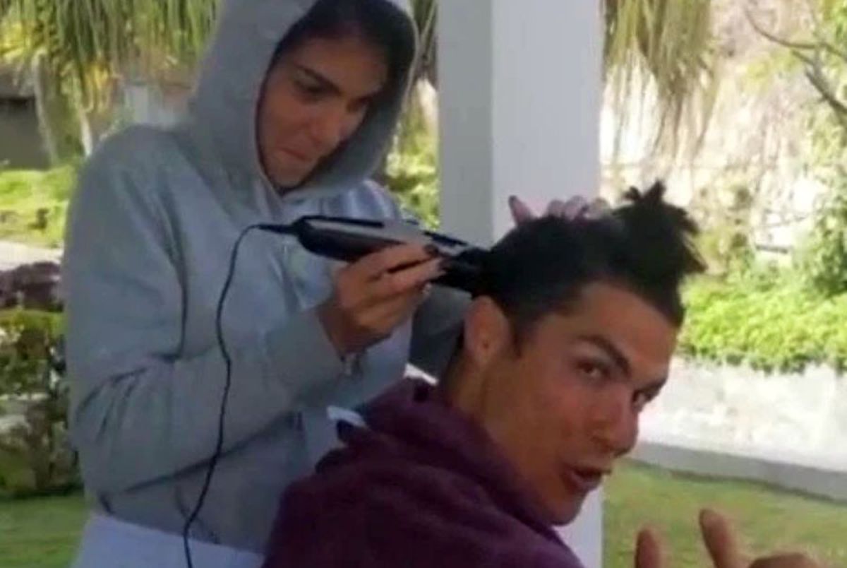 VIDEO Cristiano Ronaldo s-a lăsat tuns acasă de iubita Georgina Rodriguez :)