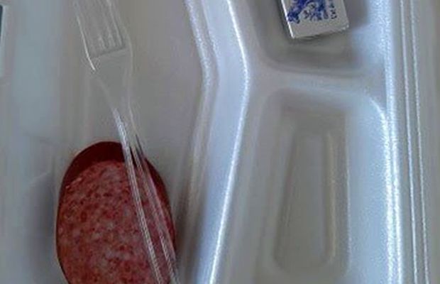 CORONAVIRUS. Imagini neverosimile dintr-un spital din România: „micul dejun” primit de pacienții infectați cu COVID-19