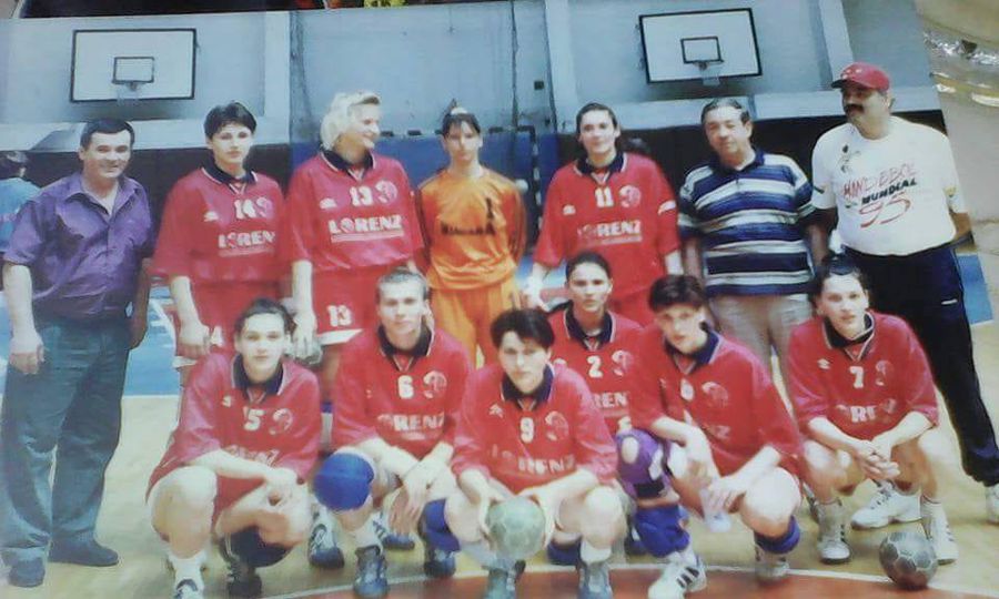 Roxana Gheorghiu, a treia din stânga, pe rândul de sus
