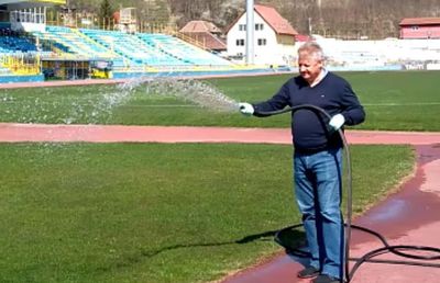VIDEO Gospodar de week-end! Un președinte de play-off udă terenul la stadion, cu mănuși de protecție  » Ce-i așteaptă pe jucători la revenire