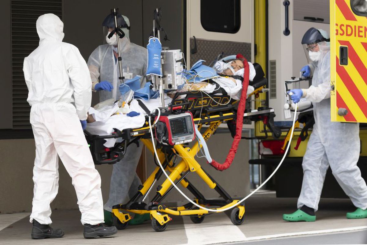 Un bărbat din Suceava cu simptome de COVID-19, lăsat să moară acasă: „Ambulanţa ne-a certat că-l aducem pe capul lor”