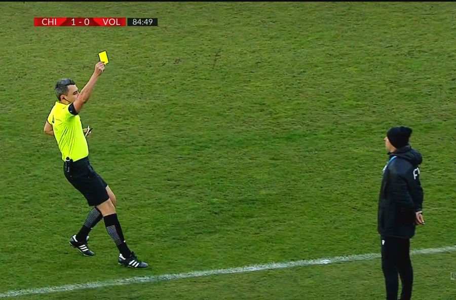 Momentul în care Feșnic îi arată primul cartonaș galben lui Bogdan Andone / FOTO: Captură @Telekom Sport 1 Nervi întinși la maxim! Ce i-a spus Bogdan Andone lui Horațiu Feșnic, înainte să fie trimis în tribune