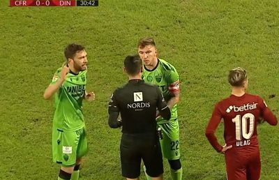 Momente incredibile la Cluj » Două ROȘII pentru Dinamo + două penalty-uri neacordate pentru CFR! Verdictul lui Crăciunescu: „Nu e posibil așa ceva!”