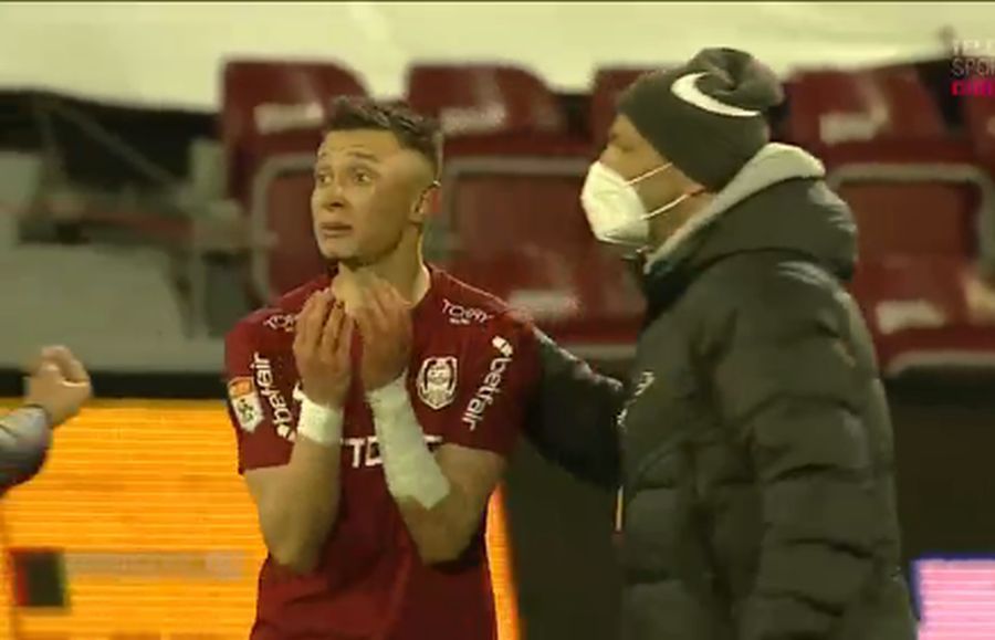 FOTO: Captură @TV Telekom Sport Scandal pe teren după CFR - Dinamo » Doi jucători, despărțiți cu greu de colegi! Arbitrul a intervenit + pierderi uriașe pentru derby-ul cu Craiova