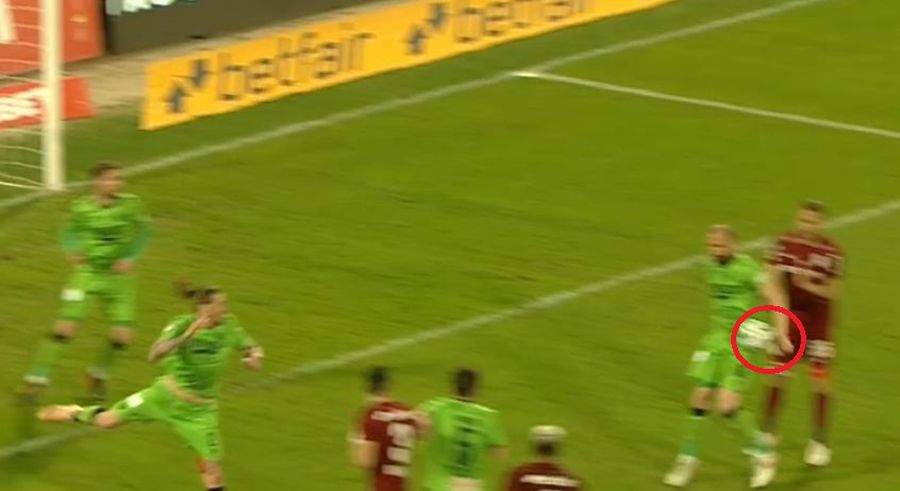 Momente incredibile la Cluj » Două ROȘII pentru Dinamo + două penalty-uri neacordate pentru CFR! Verdictul lui Crăciunescu: „Nu e posibil așa ceva!”