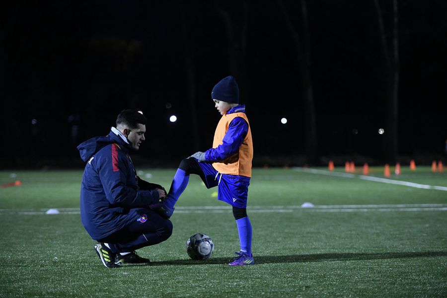 Cât costă să faci sport în România? » Episodul 1: FOTBAL. Nimic gratis! Părinții plătesc tot: antrenamente, echipament, cantonamente, visuri pierdute + Top 10 academii de copii și juniori