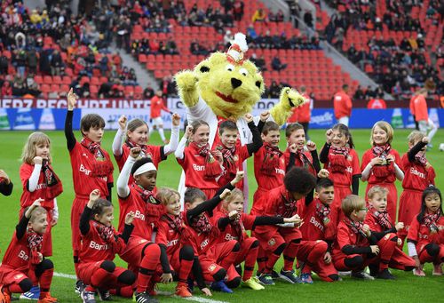 Meciul dintre Augsburg și Leverkusen a fost deschis cu un moment special al copiilor / FOTO: Imago-Images