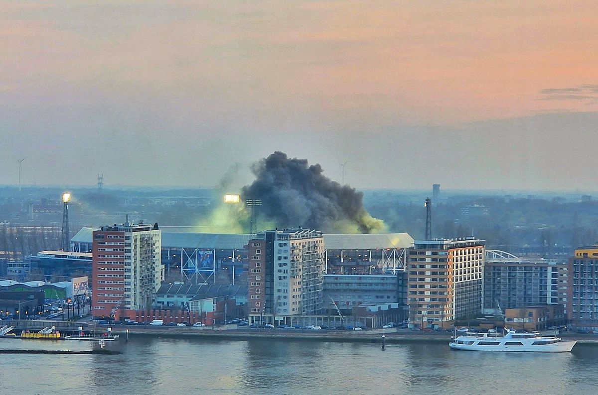 Haos total în Olanda! Feyenoord - Ajax, întrerupt după 21 de secunde din cauza torțelor + Oprit iar 45 de minute, după o bătaie generală