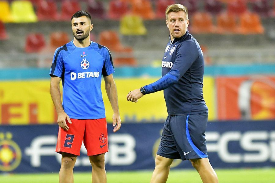 Valentin Crețu, în stânga antrenorului Mihai Pintilii // foto: Imago Images Decizie de neînțeles la FCSB » Gigi Becali i-a prelungit contractul jucătorului despre care spunea că „nu mai intră în viața lui la FCSB”