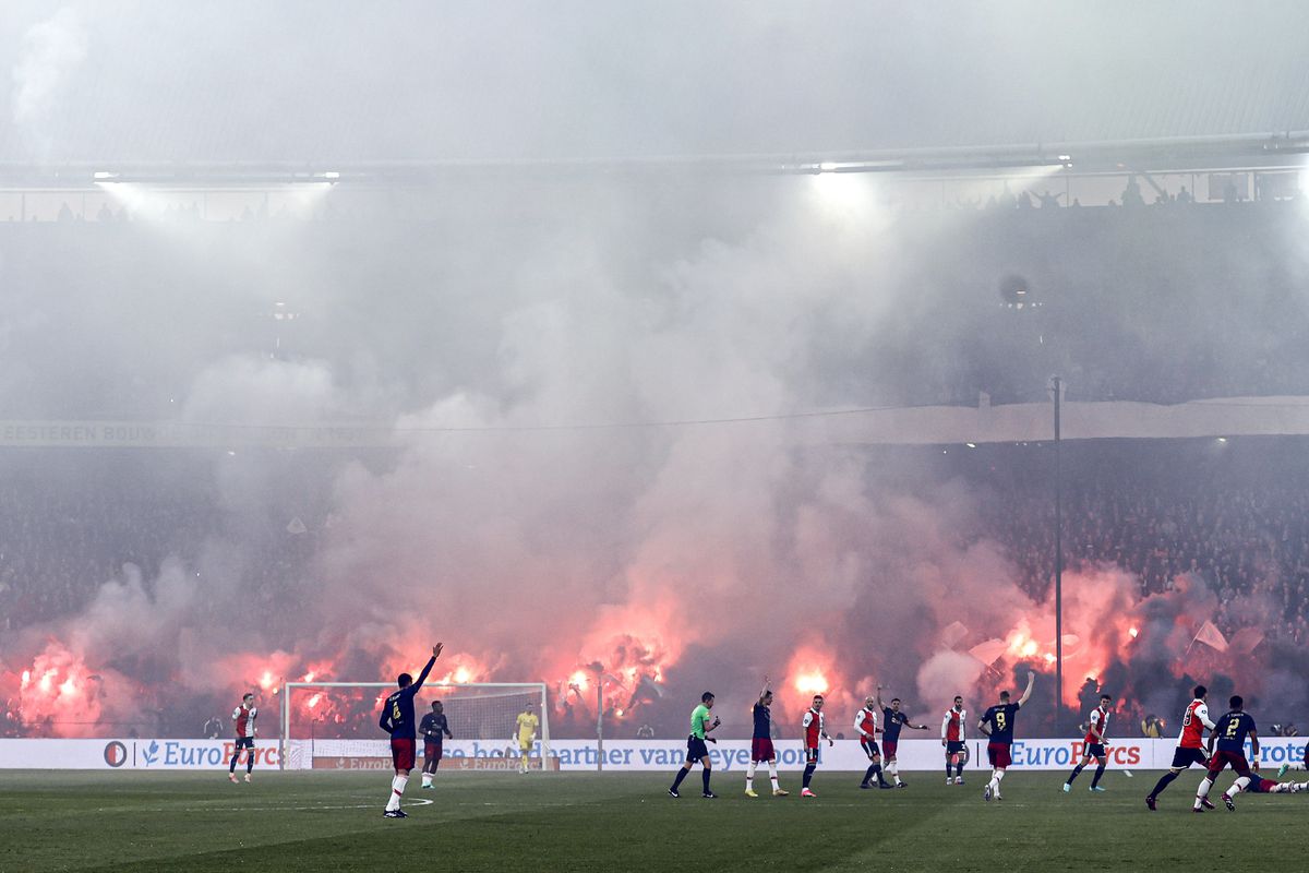 Haos total în Olanda! Feyenoord - Ajax, întrerupt după 21 de secunde din cauza torțelor + Oprit iar 45 de minute, după o bătaie generală