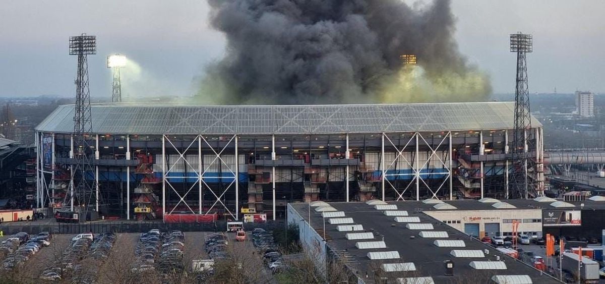 Haos total în Olanda! Feyenoord - Ajax, întrerupt după 21 de secunde din cauza torțelor + Oprit iar 45 de minute, după o bătaie generală