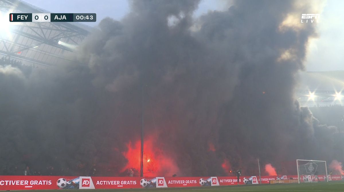 Haos total în Olanda! Feyenoord - Ajax, întrerupt după 21 de secunde din cauza torțelor + Oprit iar 45 de minute, după o bătaie generală
