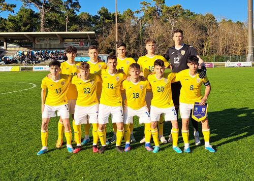 Echipa de juniorii a României U16, care a început meciul cu Maroc U16 FOTO: frf.ro