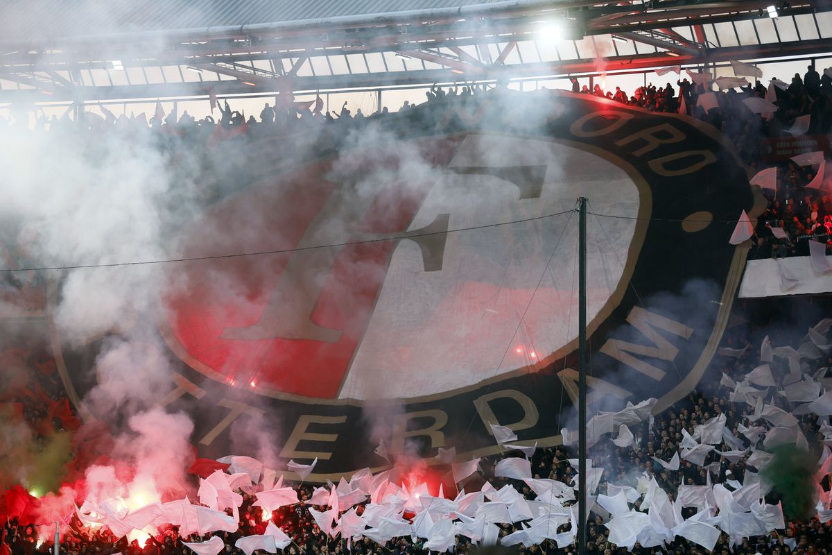 Haos total în Olanda! Feyenoord - Ajax, întrerupt după 21 de secunde din cauza torțelor + Oprit iar 45 de minute, după o bătaie generală