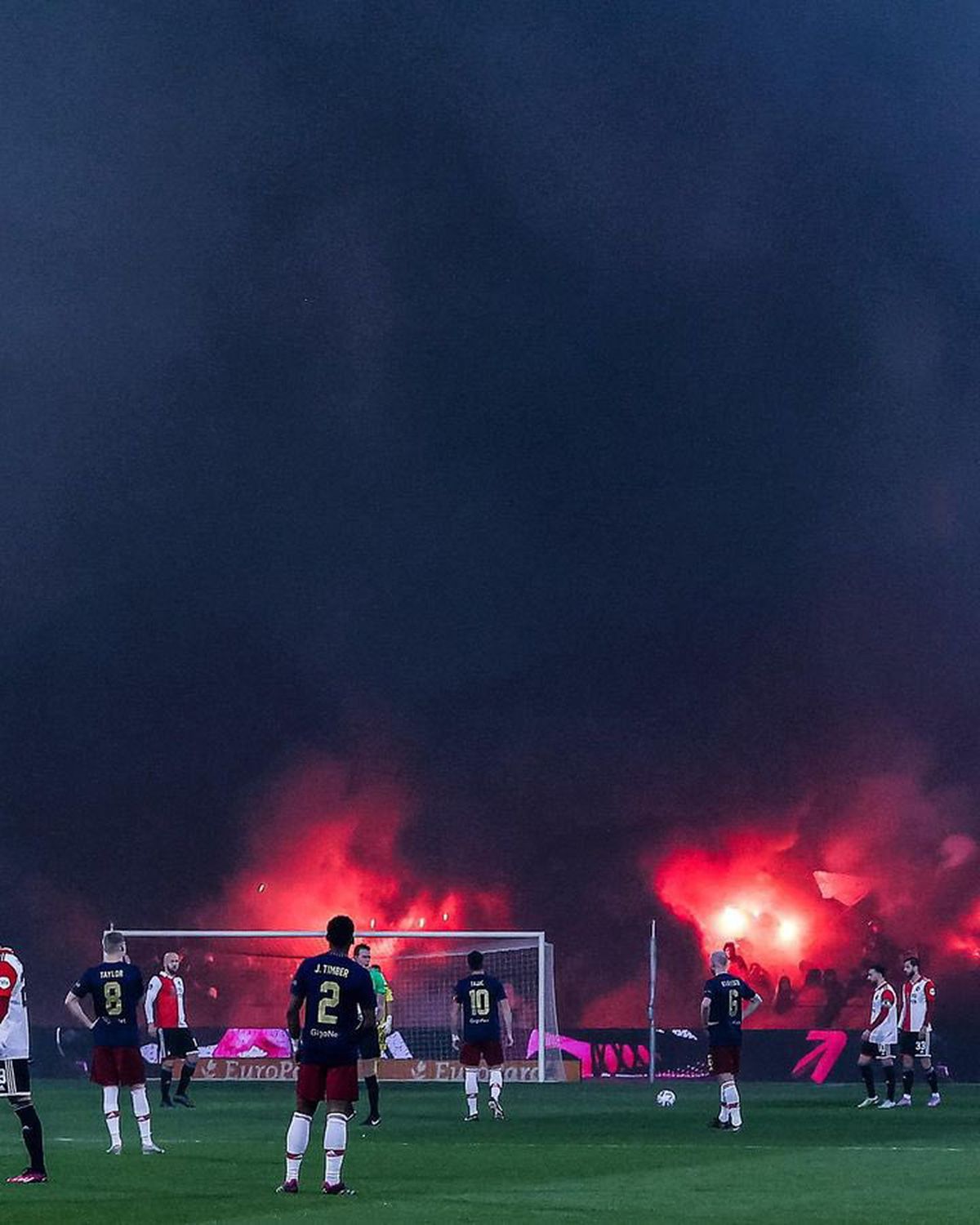 Haos total în Olanda! Feyenoord - Ajax, întrerupt după 21 de secunde din cauza torțelor + Oprit iar 45 de minute, după o bătaie generală