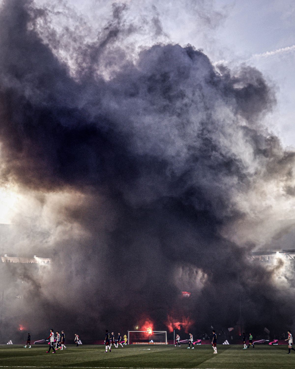 „A fost o atmosferă bolnavă” » Noi detalii de la haosul Feyenoord - Ajax! Antrenorul a intrat pe teren: „Folosiți-vă creierul, la naiba!"