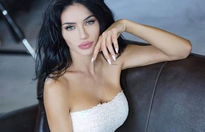 Vedeta din Pașcani, părăsită de iubitul celebru după ce a lăsat-o însărcinată și i-a oferit un Ferrari de 250.000 de euro? El a apărut cu fosta logodnică