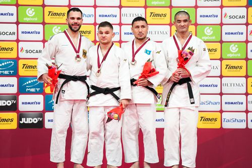 Alex Bologa (al doilea din stânga) pe podiumul unei competiții internaționale FOTO Imago Images