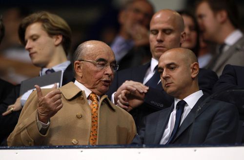 Joe Lewis (stânga) și actualul președinte a lui Tottenham, Daniel Levy, în 2011, în tribuna de pe White Hart Lane / Foto: Imago