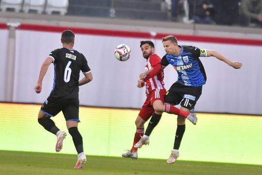 Extrema dreaptă Cristian Bărbuț (28 de ani) a semnat cu Poli Timișoara, echipă aflată pe locul doi în play-off-ul Ligii.