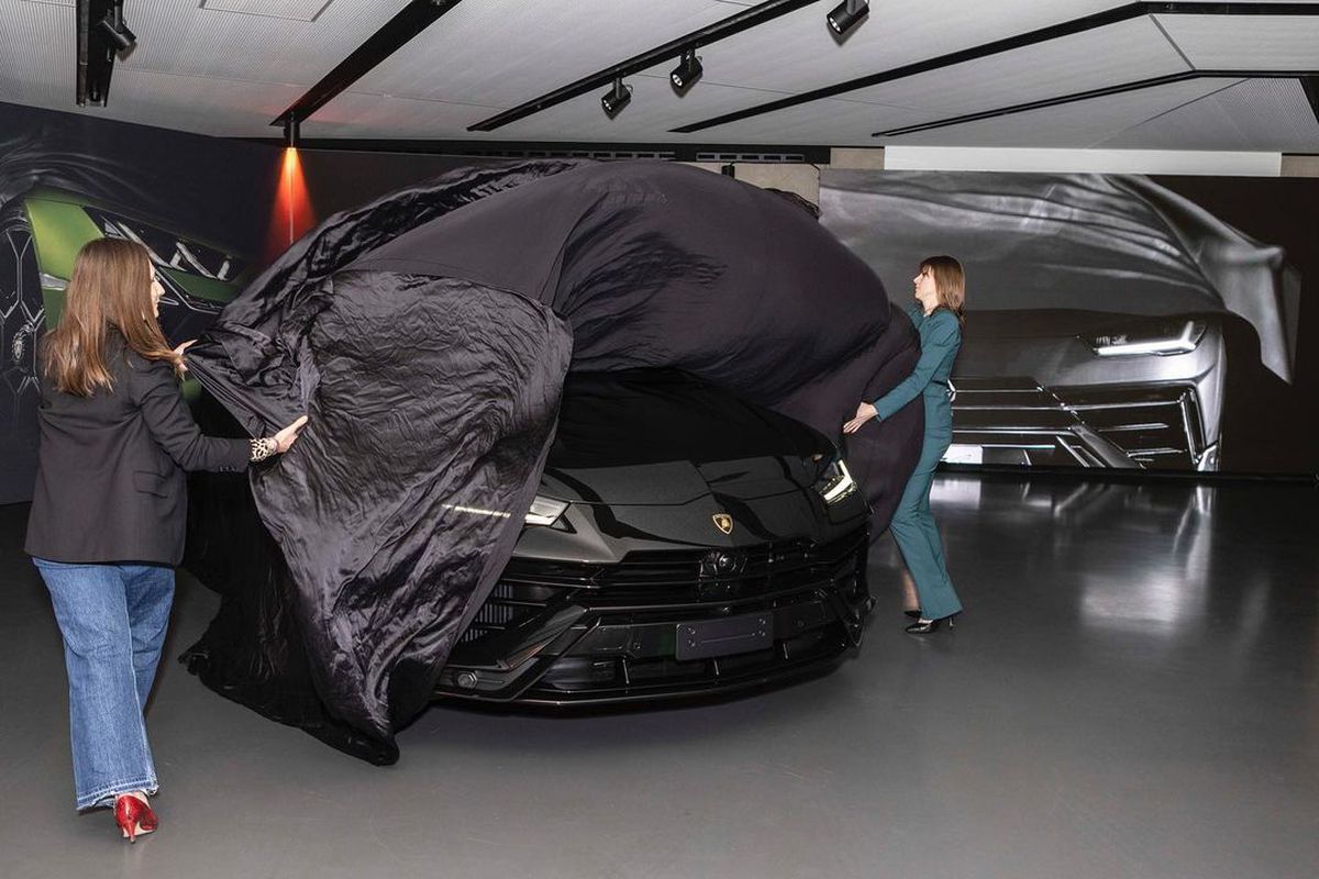 Jorge Lorenzo și-a etalat noul bolid » Suma astronomică plătită de spaniol și specificațiile mașinii