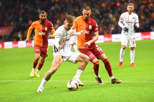 Denis Drăguș, într-un meci cu Galatasaray/ foto Imago Images