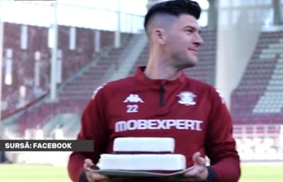 Cu tortul pe stadionul din Giulești » Cum l-au sărbătorit fotbaliștii Rapidului pe Cristi Săpunaru
