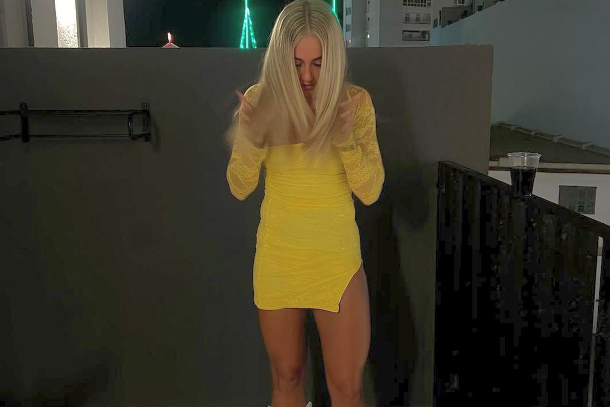 A venit la București și a făcut ravagii pe Arcul de Triumf » Ea a exasperat toate româncele