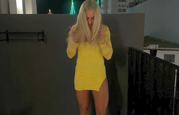 A venit la București și a făcut ravagii pe Arcul de Triumf » Ea a exasperat toate româncele