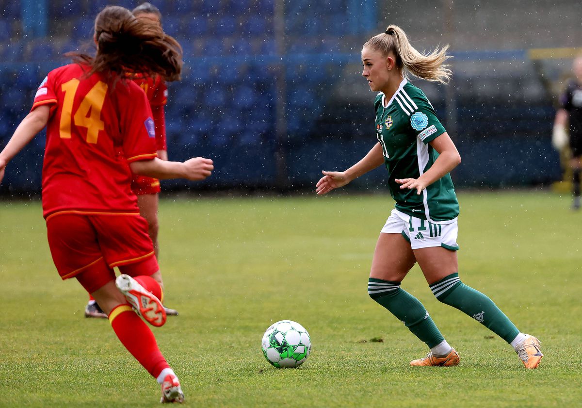 A venit la București și a făcut ravagii pe Arcul de Triumf » Ea a exasperat toate româncele