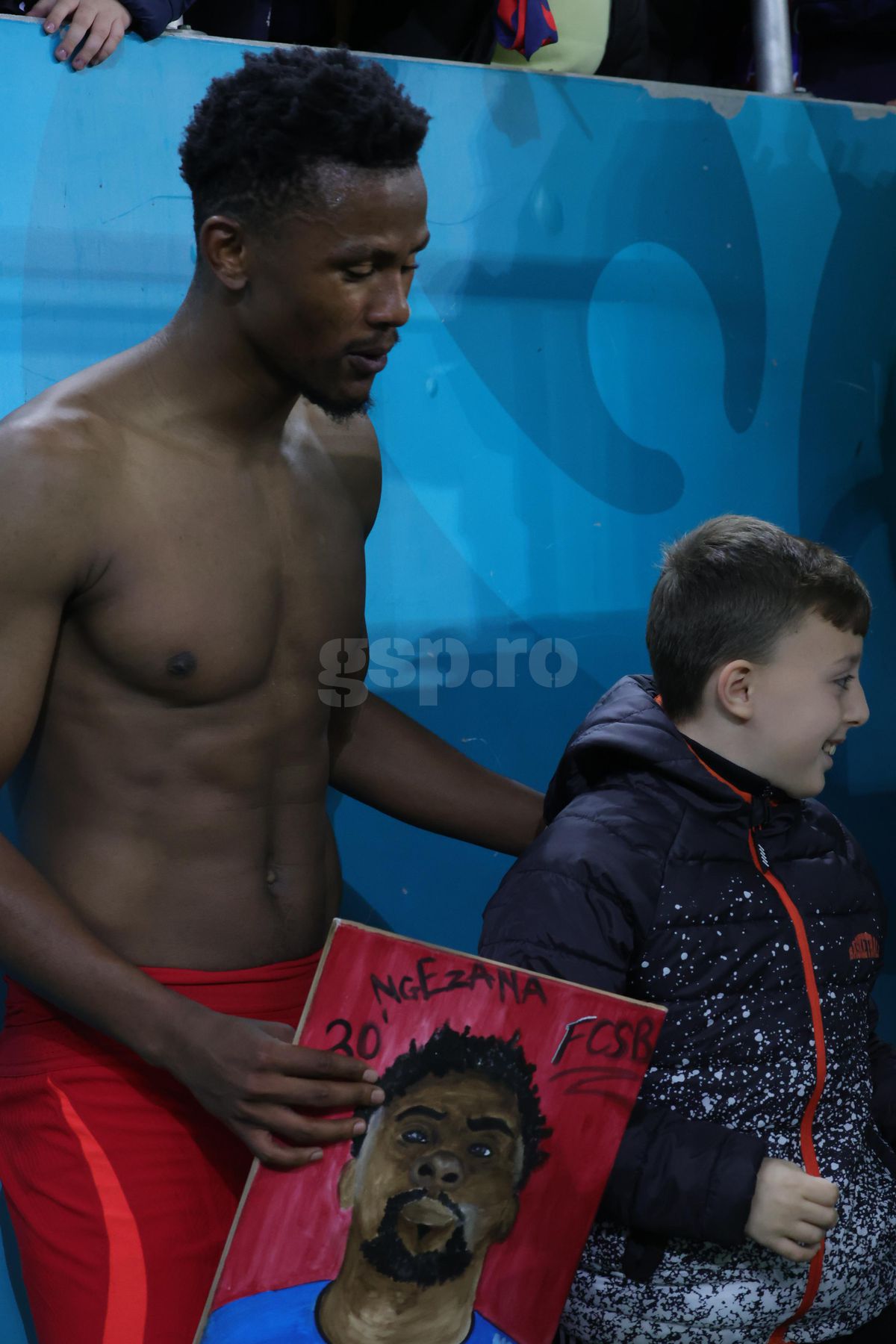 Siyabonga Ngezana, surprins de un copil după FCSB - U Cluj! Cadoul a ajuns în brațele partenerei