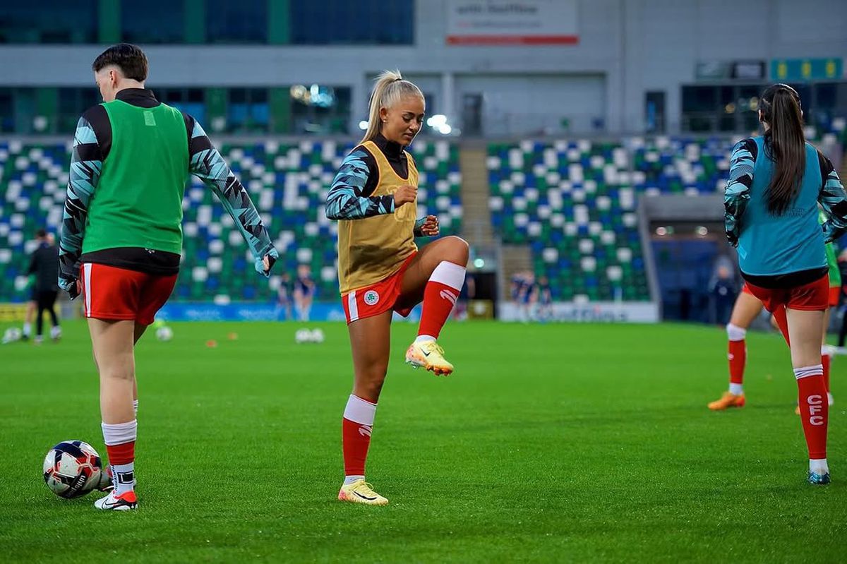 A venit la București și a făcut ravagii pe Arcul de Triumf » Ea a exasperat toate româncele