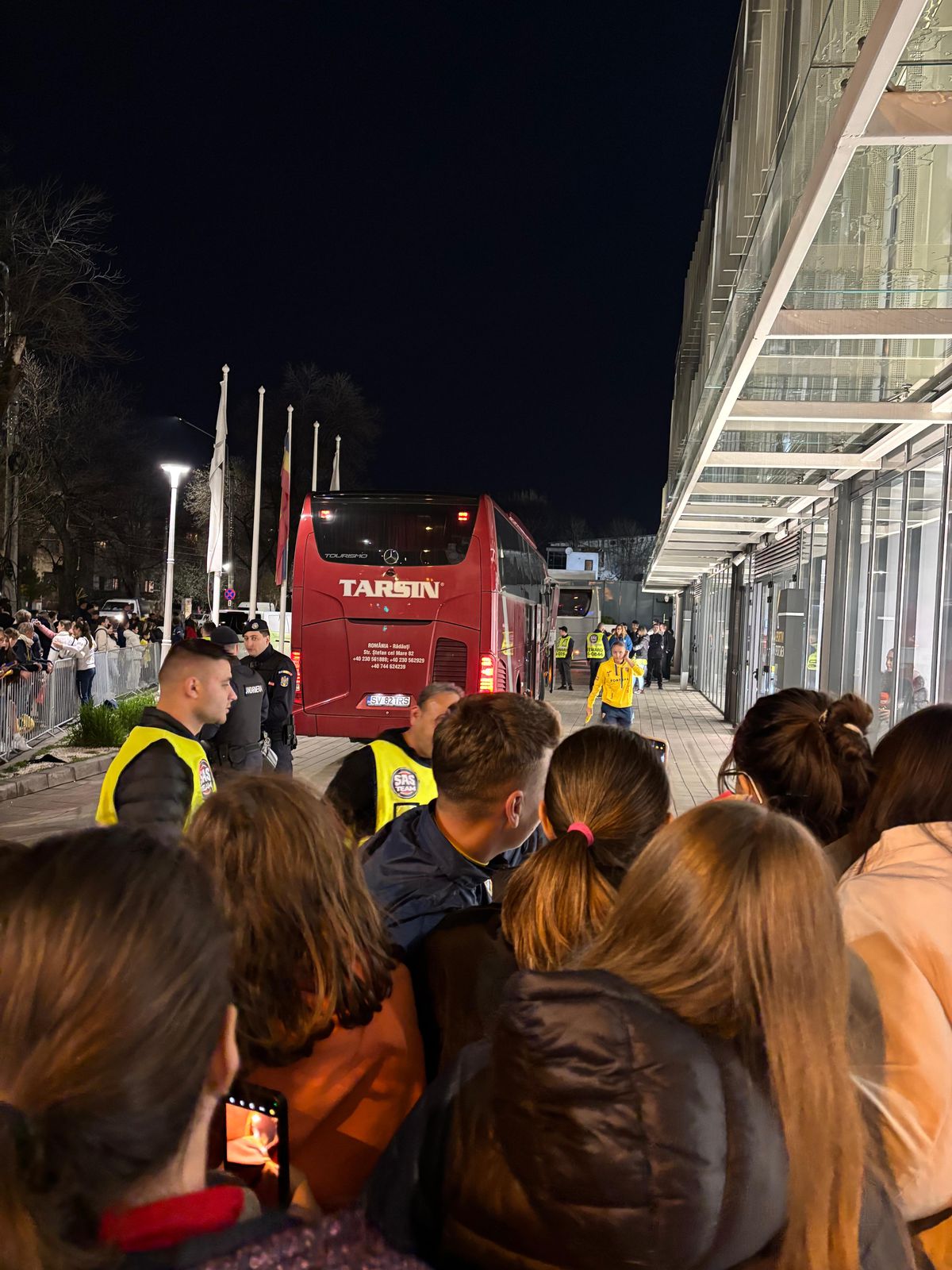 8 detalii de la meciul României. Pe cine au îmbrățișat fotbalistele în afara arenei + Diferență URIAȘĂ față de jocurile băieților: ce s-a strigat din tribune