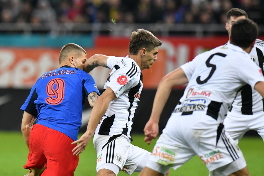 Contactul dintre Simion și Bîrligea, în FCSB - U Cluj // foto: Cristi Preda (GSP) „Nu trebuia acordat penalty!” » Adrian Porumboiu este categoric privind faza care a decis FCSB - U Cluj și distruge arbitrul VAR