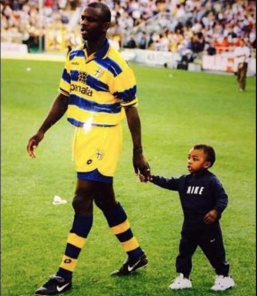 Imaginea de familie de la sfârșitul secolului trecut, cu Lilian și fiul Marcus pășind pe Ennio Tardini / Foto: Instagram Povestea unei poze de familie care trezește frumoase amintiri la Parma » Ce i-a promis tatălui dacă va da gol!