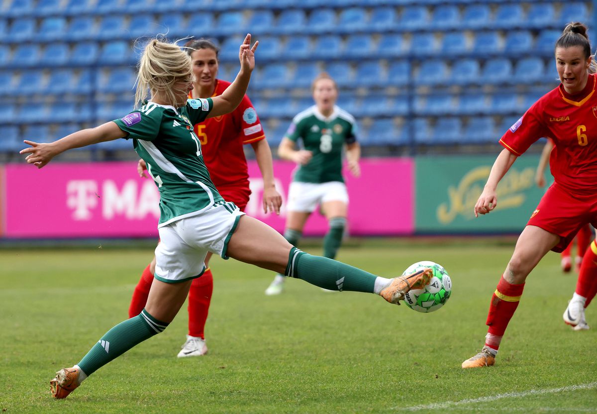 A venit la București și a făcut ravagii pe Arcul de Triumf » Ea a exasperat toate româncele