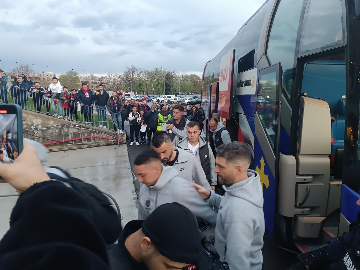 Ce urmărea MM Stoica pe tabletă, înainte de FCSB - U Cluj » Imaginile surprinse de reporterii GSP