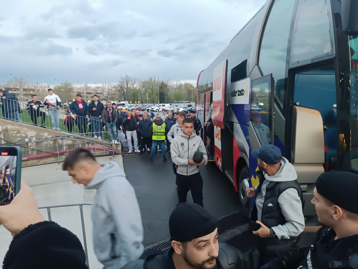 Ce urmărea MM Stoica pe tabletă, înainte de FCSB - U Cluj » Imaginile surprinse de reporterii GSP