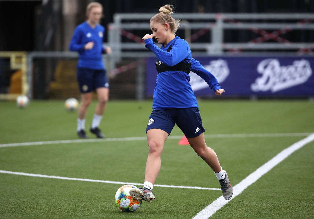 A venit la București și a făcut ravagii pe Arcul de Triumf » Ea a exasperat toate româncele