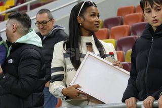 Momentul serii la Arena Națională! Cadoul primit de Ngezana a ajuns în brațele soției