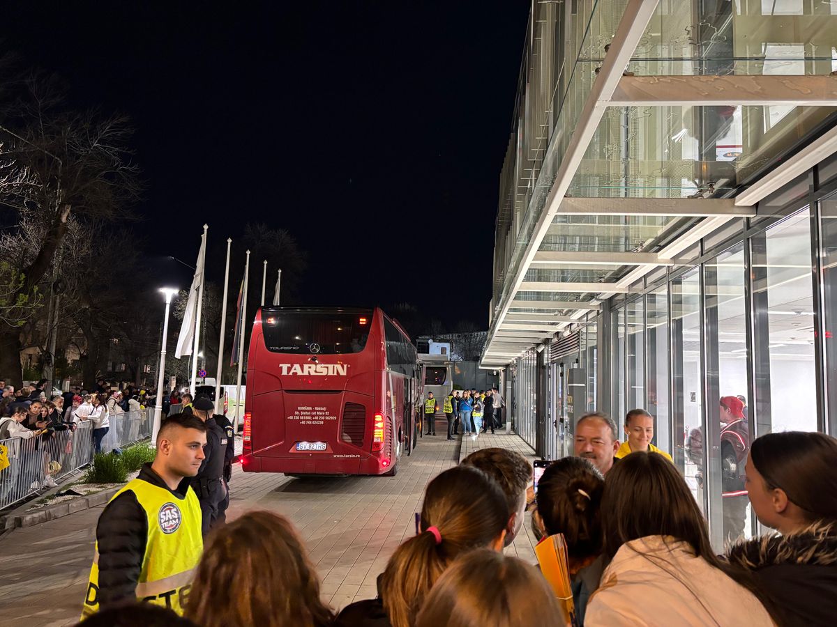 8 detalii de la meciul României. Pe cine au îmbrățișat fotbalistele în afara arenei + Diferență URIAȘĂ față de jocurile băieților: ce s-a strigat din tribune