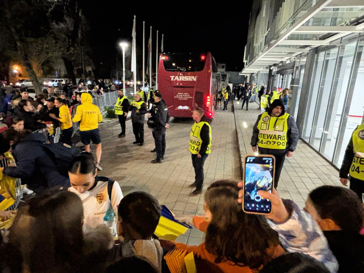 Jucătoarele au venit la suporteri, au luat copiii în brațe, au dat autografe