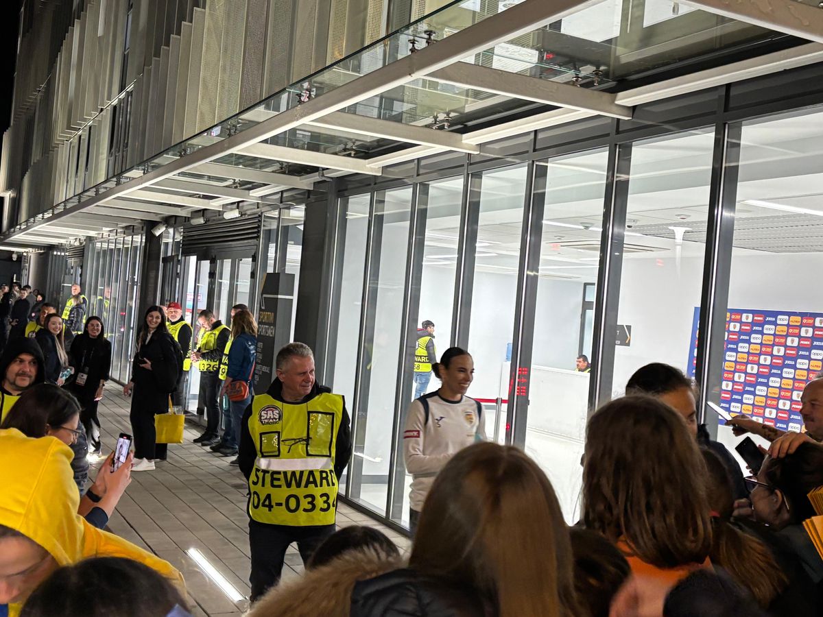 8 detalii de la meciul României. Pe cine au îmbrățișat fotbalistele în afara arenei + Diferență URIAȘĂ față de jocurile băieților: ce s-a strigat din tribune