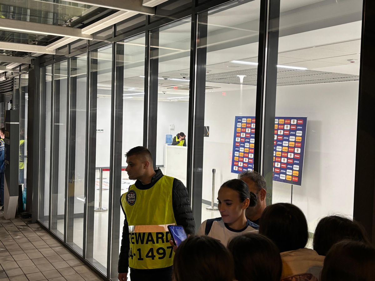 Jucătoarele au venit la suporteri, au luat copiii în brațe, au dat autografe