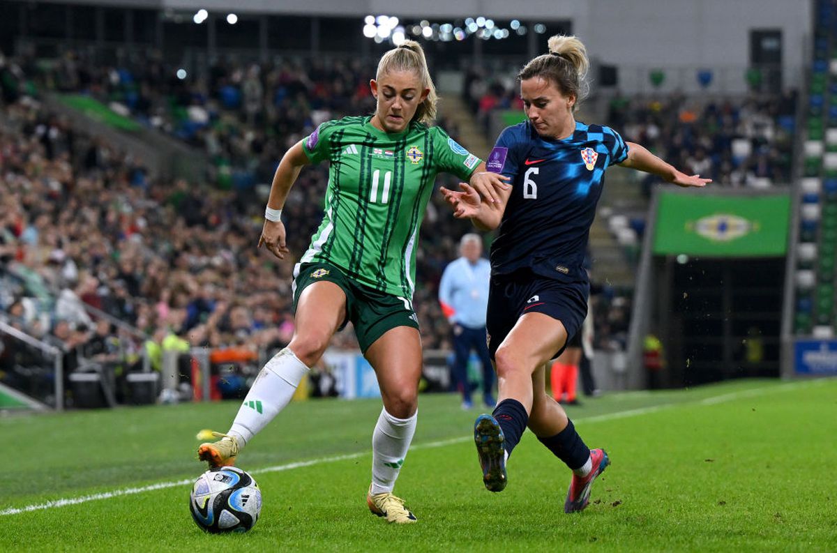 A venit la București și a făcut ravagii pe Arcul de Triumf » Ea a exasperat toate româncele