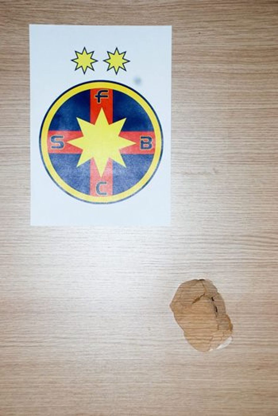 Așa arăta ușa vestiarului de la Giurgiu, după Astra - FCSB din 13 aprilie 2015 / Foto: Facebook După modelul Mirel Rădoi la Bistrița! » Internaționalul a ajuns cu răni la spital după ce s-a „luptat” cu o ușă!